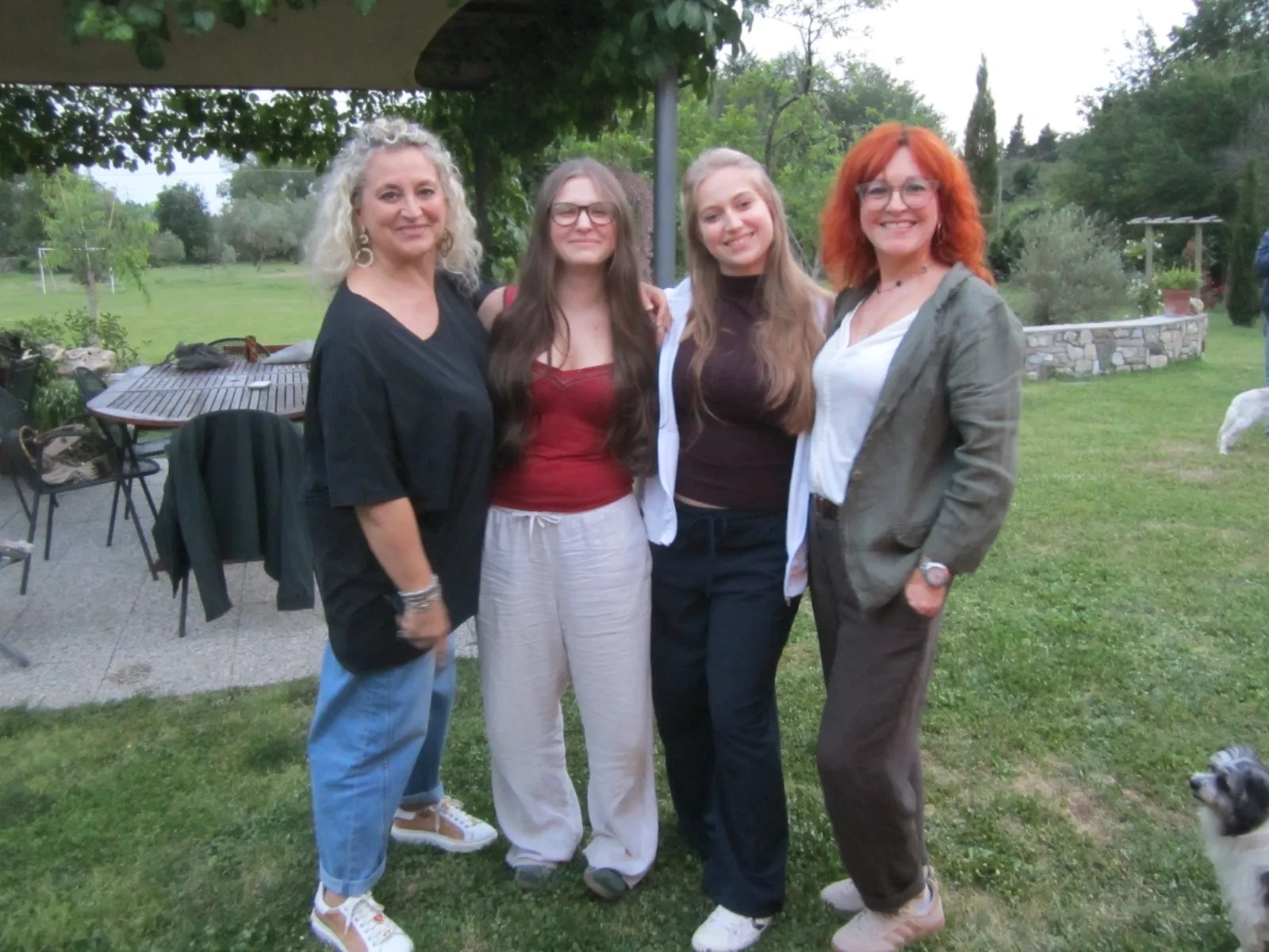 Gruppenfoto von vier Personen in einem Garten